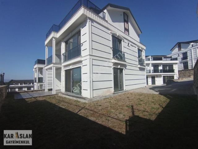 Başiskele Merkeze Yakın Deniz Manzaralı Satılık Trıpleks Villa