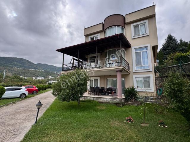 Başiskele Site İçi, Deniz Manzaralı Satılık 4 Katlı Villa