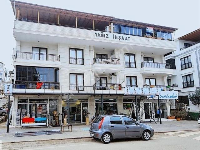 Başiskele Pınar Caddesinde Teraslı Yüksek Şerefiyeli Satılık