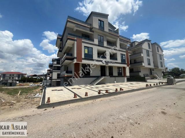 Başiskele Yeşilyurt Mahallesinde Satılık 2+1 Arakat Daire