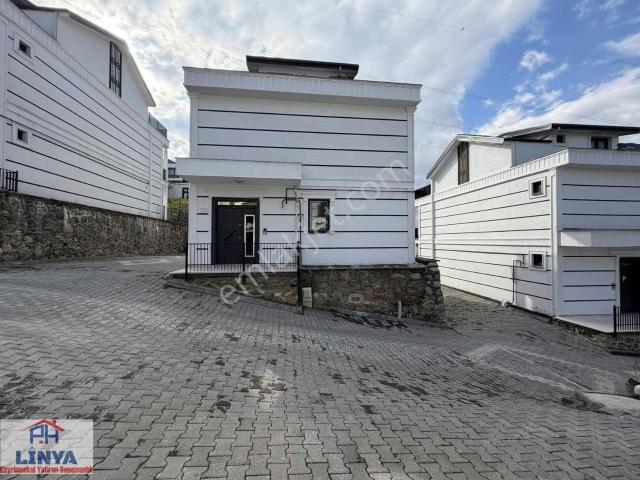 Başiskele Yuvacıkta Deniz Manzaralı 5+2 Satılık Tripleks Villa