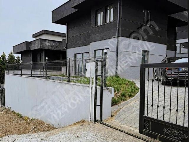 Başiskele'de Müstakil Havuzlu Deniz Manzaralı Villa