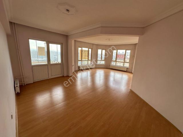 Bağkur Bloklarında Cadde Cepheli 3+1 Ara Kat Manzaralı Daire