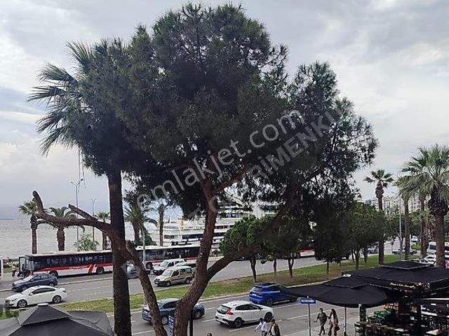 Başkut'tan Karşıyaka Sahilde Eşyalı 2+1 Deniz Manzaralı Daire