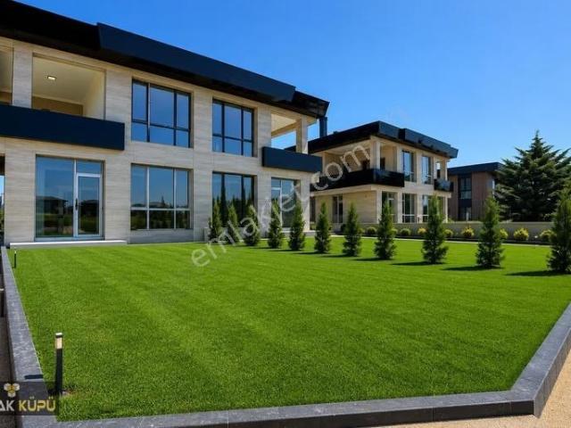Bağlıca Mah.cadde Cepheye Çift Bahçeli 4+1 Satılık Villa