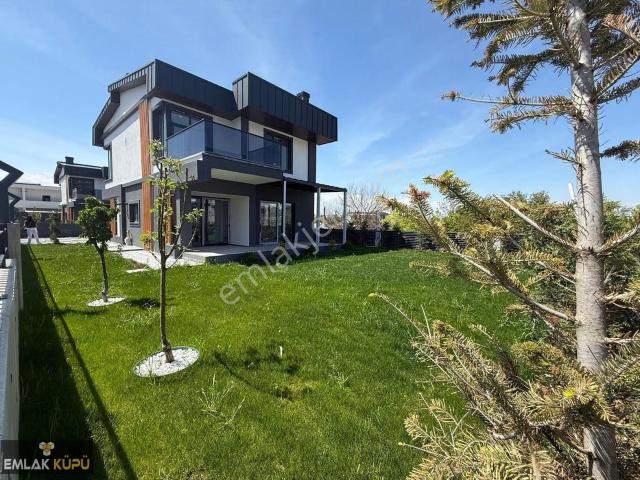 Bağlıca Mahallesi Satılık 5+1 Site İçinde Geniş Bahçeli Villa