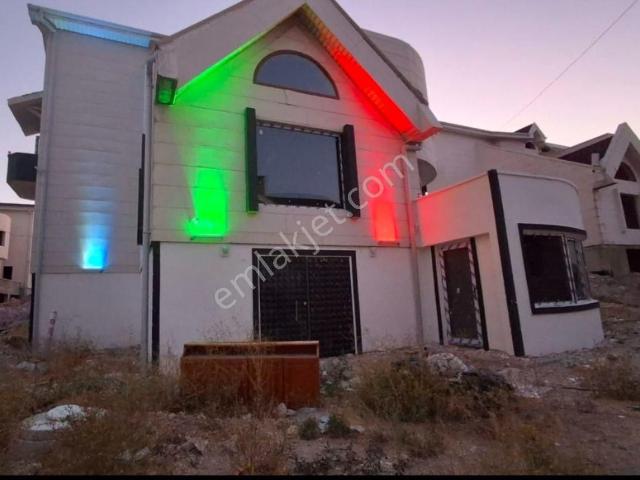 Bağlıca Mavi Ev Sitesinde Natamam 6+2 Satılık Müstakil Villa
