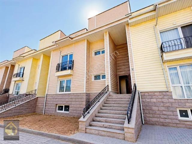 Bağlıca Merkez'de Otoparklı Bahçeli 7+1 Satılık Villa