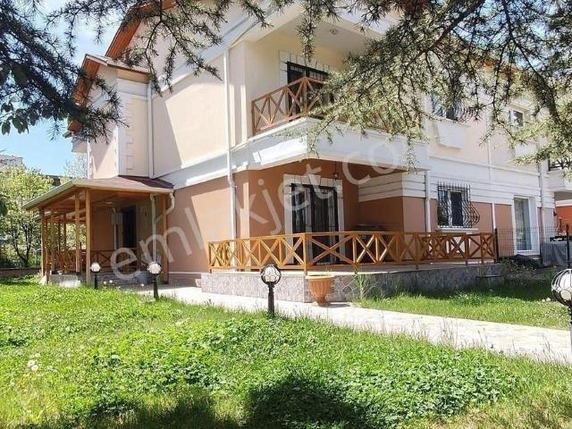 Bağlıca Merkezde Eşyalı 6+1 270 M2 Büyük Bahçeli Lüks Villa
