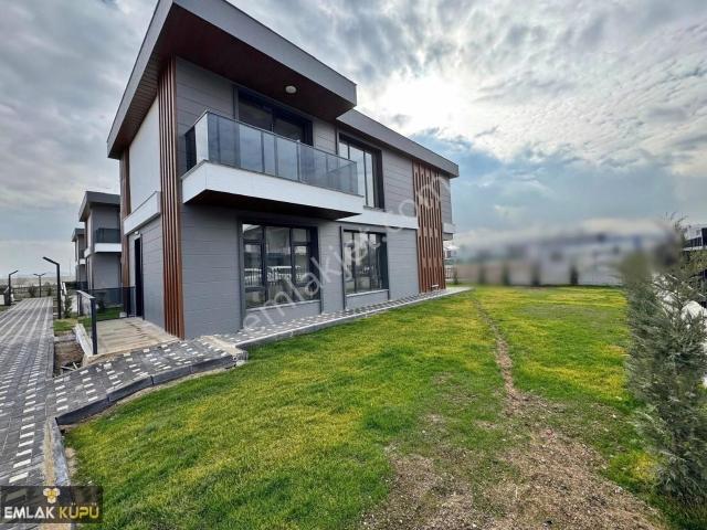 Bağlıca Mahallesi'nde Satılık 4+1 Kapalı Otoparklı Full Yapılı Villa