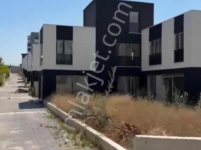 Bağlıca Zırve Caddesinde Satılık 6+1 Köşe Vılla