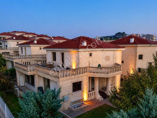 Bağlıca'da Bölgenin En Değerli Villası Havuzlu Saunalı
