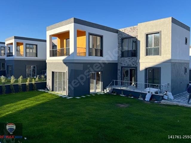 Bağlıcada Bahçeye Sıfır Salonlu, 500 m Arsa Paylı, 300 m Bahçeli 4+1 Villa