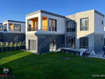 Bağlıcada Bahçeye Sıfır Salonlu, 500 m Arsa Paylı, 300 m Bahçeli 4+1 Villa