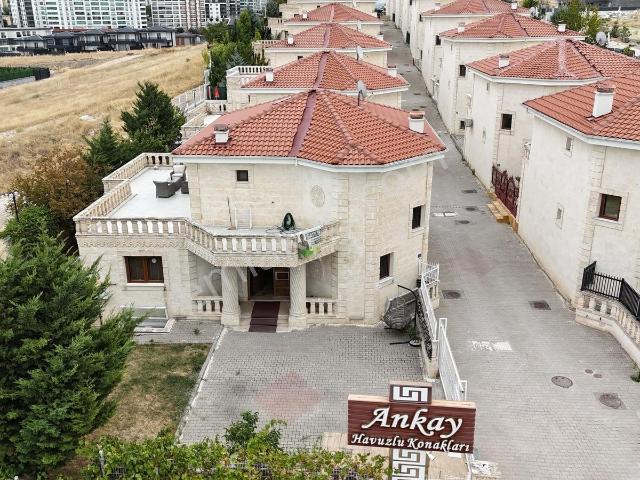 Bağlıcada Kapalı Havuzlu/saunalı/köşe Parselde/harika Villa