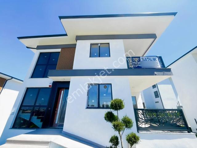 Bağlıca'da Kapalı Otoparklı Ultra Lüks Yapılı 4+1 Satılık Villa