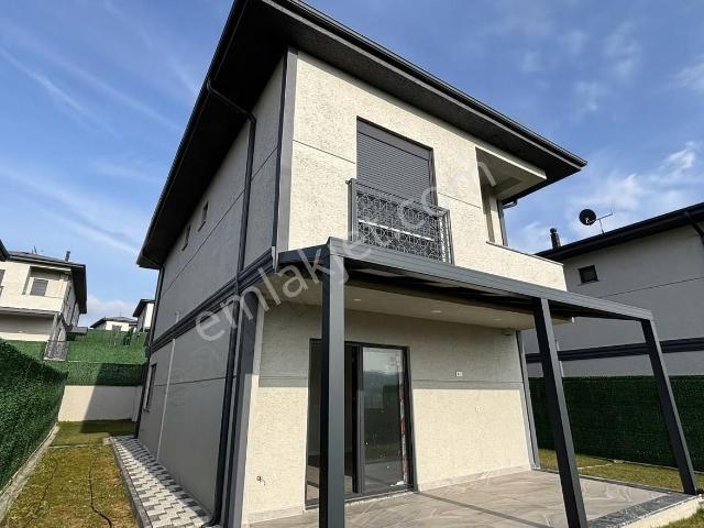 Bağlıcada Kelepir Fiyatta Bahçe Kullanım Alanlı Modern Villa