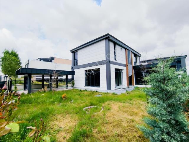 Bağlıcada Müstakil Girişli Kış Bahçeli 5+2 Sıfır Villa
