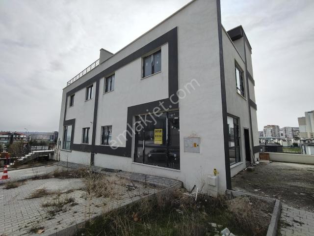 Bağlıca'da,natamam,iskanlı,6+1,350m2 Arsa Payı,400m2 Kapalı Alan