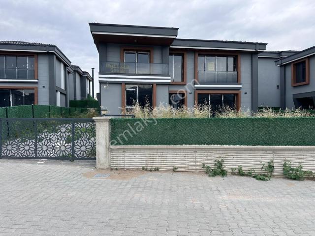 Bağlıca'da Satılık 5+1 Villa Site İçi Bağımsız, Hayalinizdeki Ev
