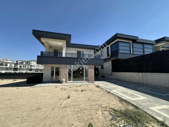Bağlıca'da Satılık 6+1 Villa Büyük Köşe, Ticariye Uygun Müstakil
