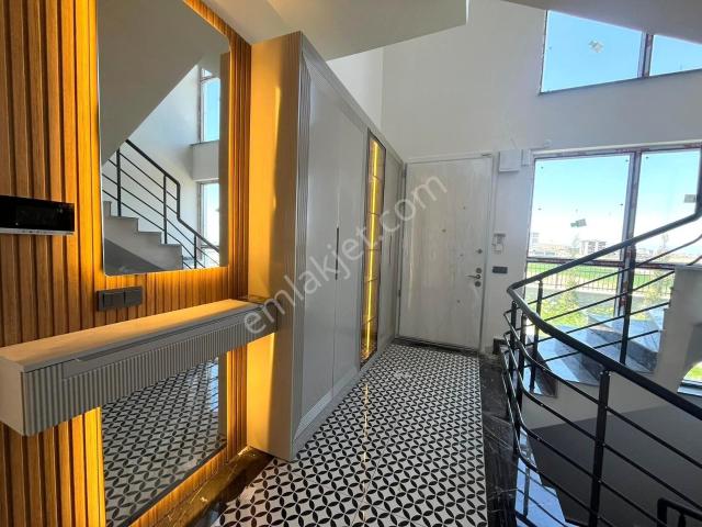 Bağlıca'da Ultra Lüks Yapılı Kapalı Otoparklı 4+1 Satılık Villa