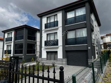 Bağlıca'nın En Gözdesi Triplex Müstakil 6+1 Kapalı Garajlı Villa