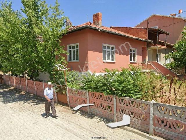 Bağlık’ta Köşe Konumda 172 M² Arsa İçinde Bahçeli Müstakil Ev