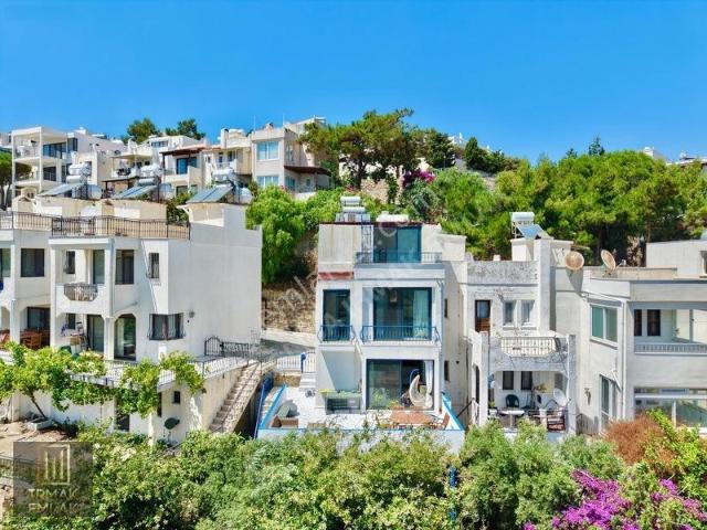 Bağla Deniz Manzaralı Müştemilatlı Özel Plajlı Yapılı 3+1 Villa