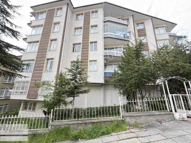 ! Bağlarbaşı Caddesinde Köşe Bina Ara Kat Ön Cephe 3+1 !