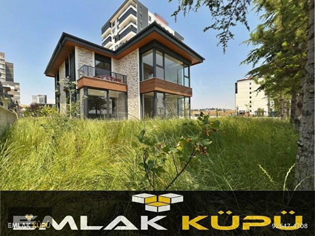 BAĞLICA MAHALLESİ'NDE SATILIK 6+2 ULTRA LÜKS YAPIDA SİTE İÇERİSİNDE VİLLA EMLAK KÜPÜ'NDE