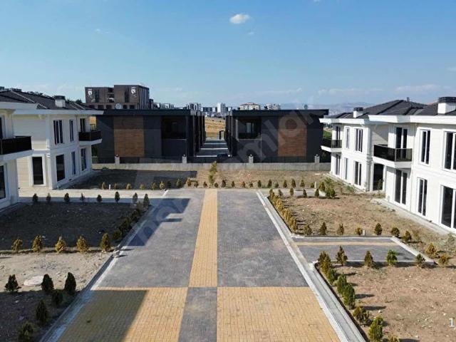 BAĞLICA'DA SATILIK VİLLA 4+2