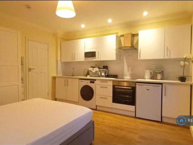 Bamborough Gardens, London, W12 Studio to rent £1,495 pcm £345 pw