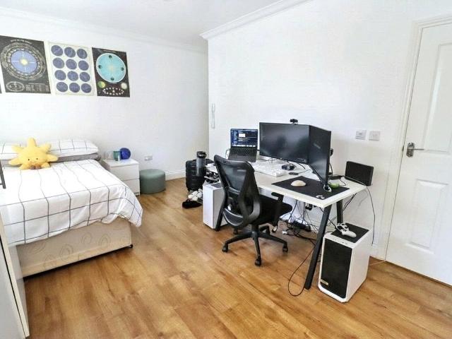 Bamborough Gardens, Shepherd's Bush, London W12, Studio to rent, £1,500 pcm | PrimeLocation