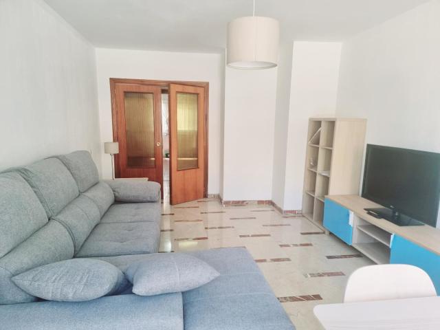 Bami, frente al Hospital Virgen del Rocío, se alquila vivienda completamente amueblada, se compone de vestíbulo, dos dormitorios, salón comedor con terraza, cocina con lavadero y 1 baño, garaje y trastero, para USO DISTINTO DEL DE VIVIENDA HABITUAL, idea