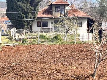 Banaz Uşak Yola 40m 2parsel Üzerinde 130m2 Bahçeli Ev