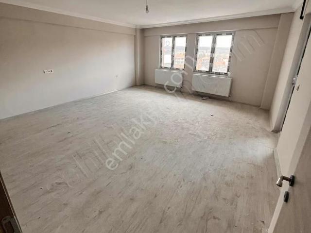 Banaz Anayolüzeri 120m2 2+1 Geniş Balkonlu Daire
