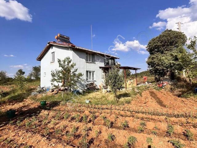 Banaz Kavacık Köyünde 5238m2 Tarla İçinde 2katlı Ev