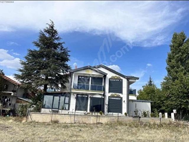 Banazda 190Müstakil Kapalı Garajlı Kış Bahçeli Villa