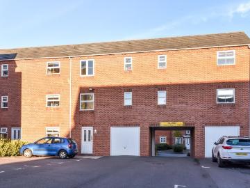 Banbury, Oxfordshire OX16, 2 bed flat to rent, £1,400 pcm | PrimeLocation
