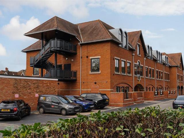 Bancroft Road, Reigate 1 bed apartment to rent £1,550 pcm £358 pw
