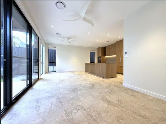 Band New Luxurious 4+Study House Close to Metro