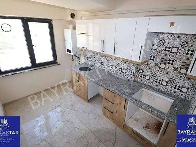 Bandırma Yeni Mahalle'de Ön Cephe Arakat Sıfır Asansörlü 1+1 Dubleks Daire Bayraktar Emlak'tan
