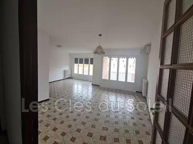 Bandol 83150 Location appartement 3 pièces t3 au dernier étage terrasse