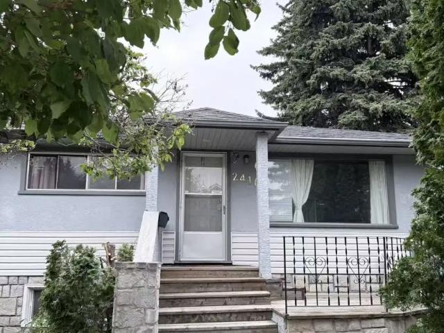 Banff Trail Room independent bathroom for Rent Steps to C Train, UofC & SAIT