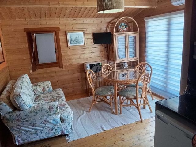 Bangalô de madeira com 2 quartos e acesso à piscina para alugar em Odiáxere – charme, conforto e tranquilidade no coração do Algarve. Aluguer anual!