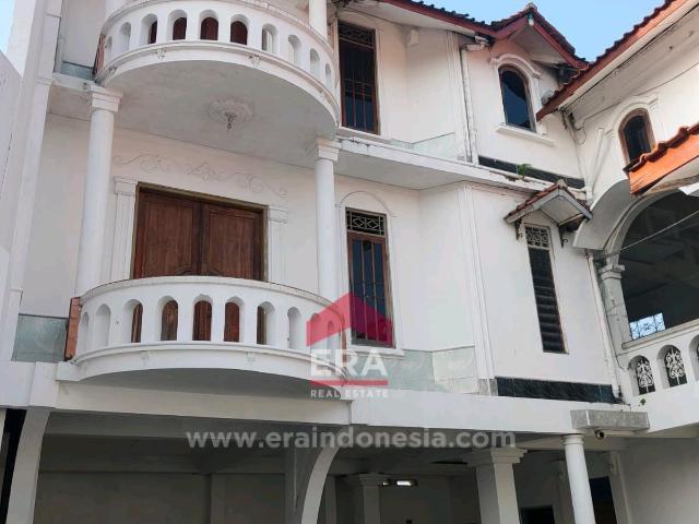 Bangunan terletak di jl pantura, cocok untuk usaha. Bebas banjir dan posisi di kota