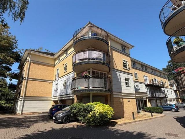Banister Park 2 bed flat to rent £1,400 pcm £323 pw