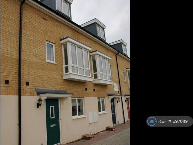 Bank Avenue, Peterborough, PE7 3 bed terraced house to rent £1,350 pcm £312 pw