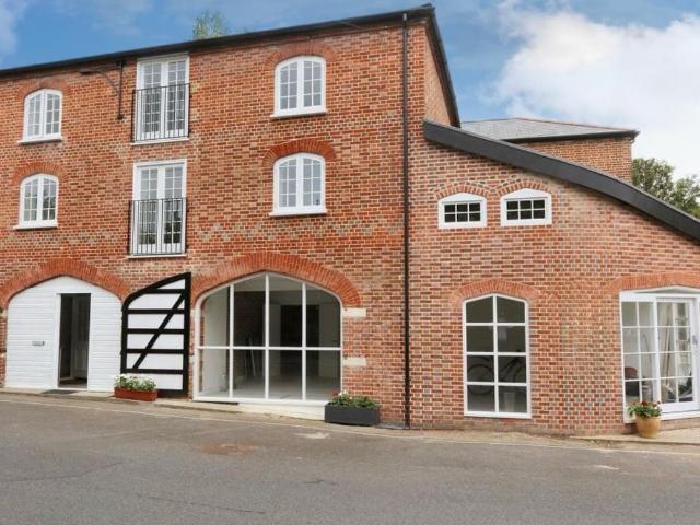 Bank Street, Bishops Waltham SO32, 2 bed flat to rent, £1,400 pcm | PrimeLocation